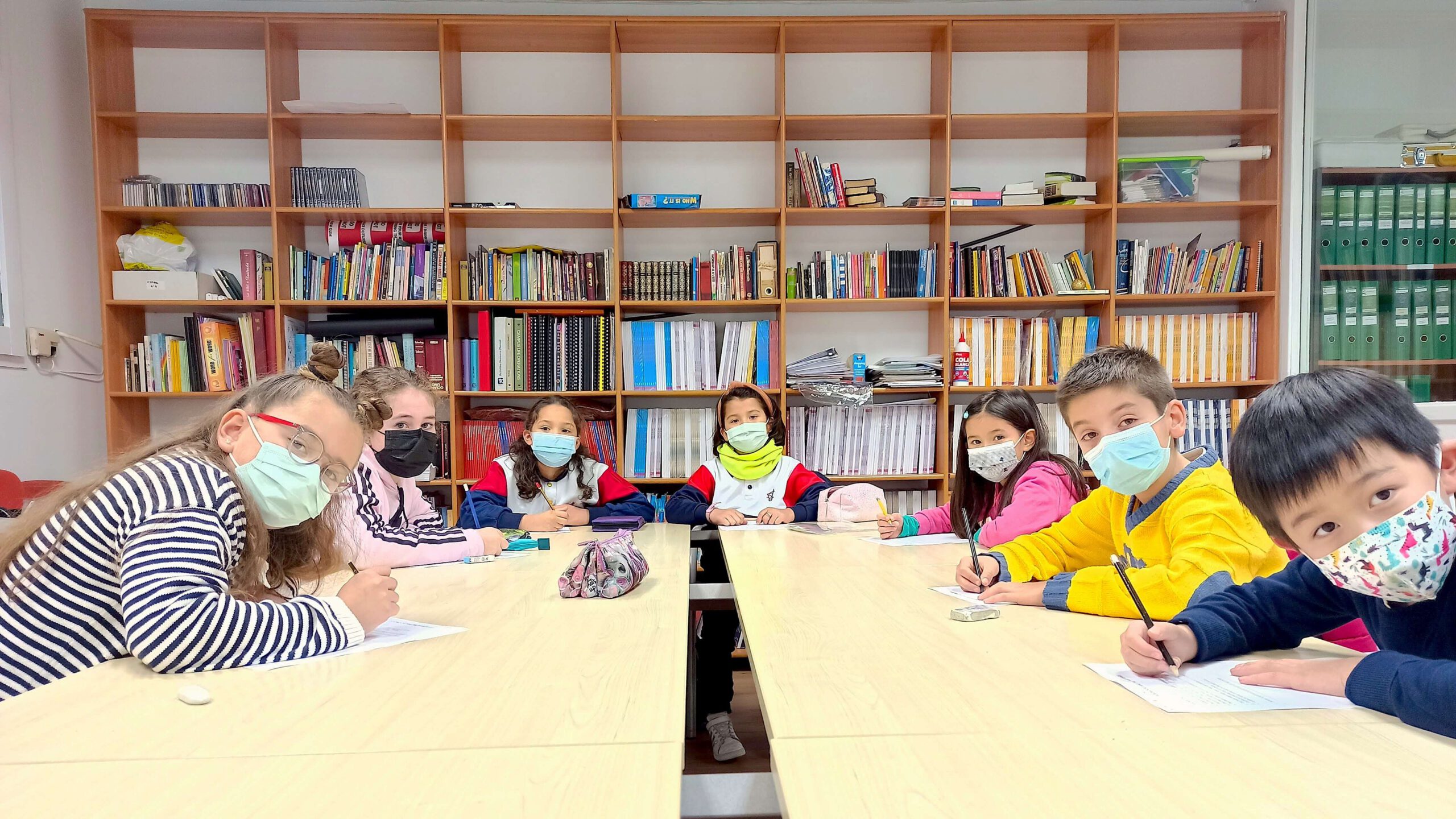 Niños estudiando inglés
